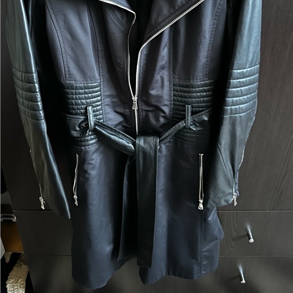 Preowned Bebe Trench Coat Faux Leather Details Belted Full Zipper Black Sz Large - Picture 2 of 8